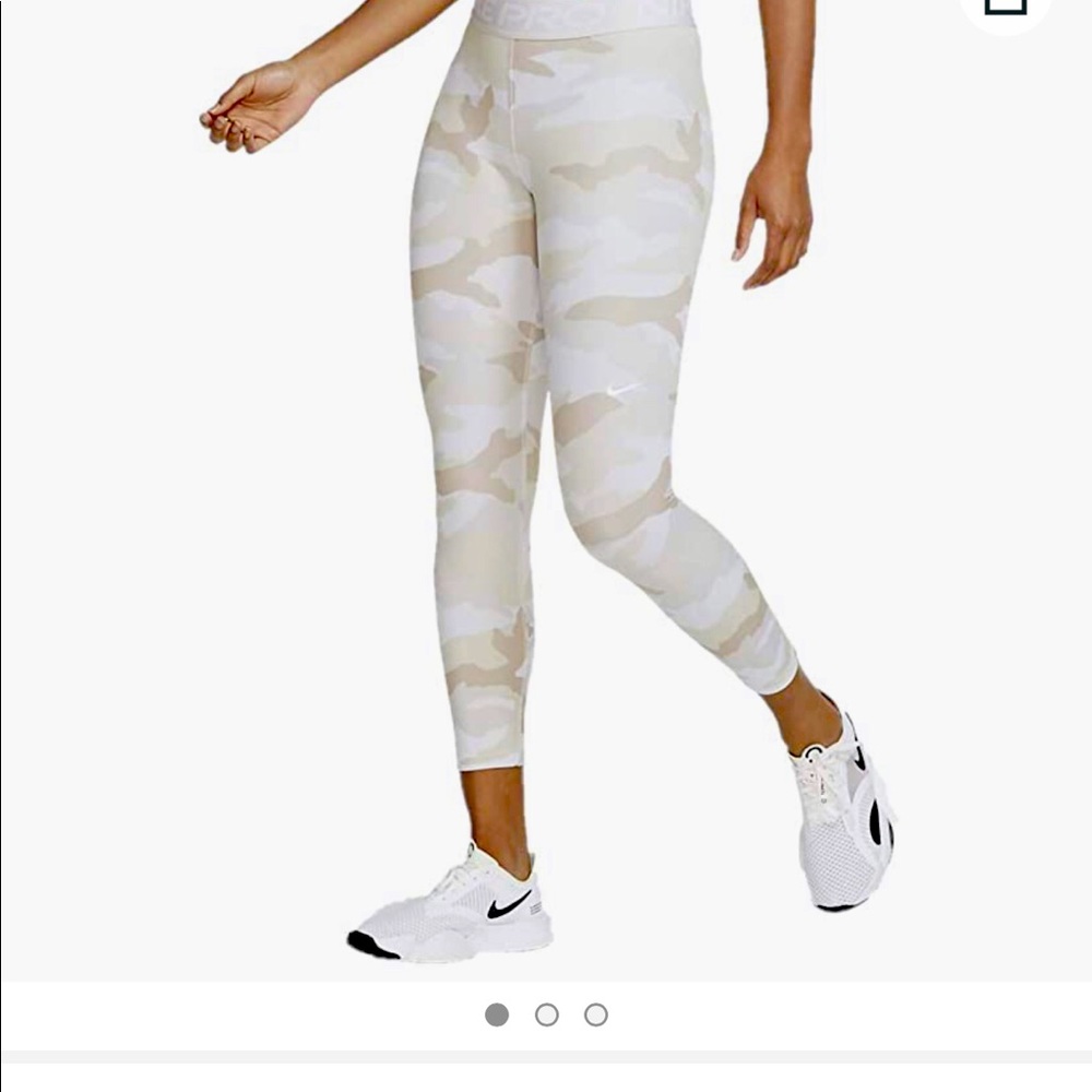 Medium NIKE camo 7/8 crop legging
